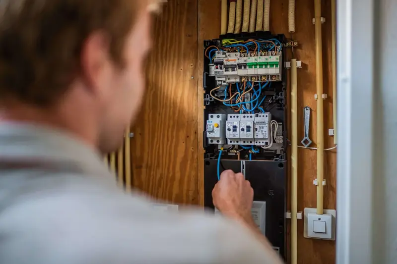 Elektricien werkt aan meterkast