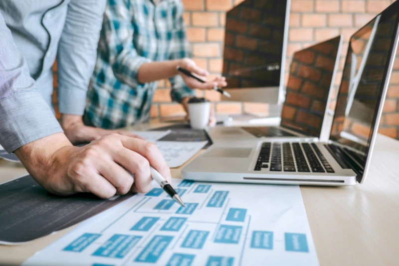 Software engineer bij whiteboard met technisch diagram